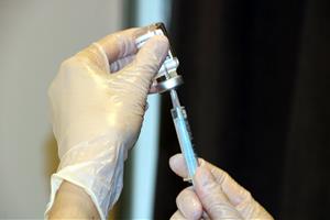 Primer pla de la preparació d'una vacuna d'AstraZeneca. ACN