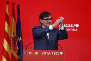 Primer pla del candidat del PSC, Salvador Illa, saludant i somrient un cop ratificada la victòria del 14-F. ACN