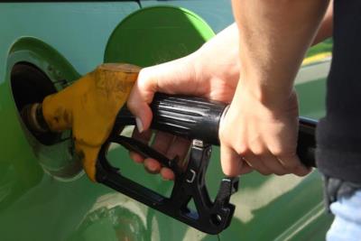 Primer pla del sortidor d'una benzinera. ACN