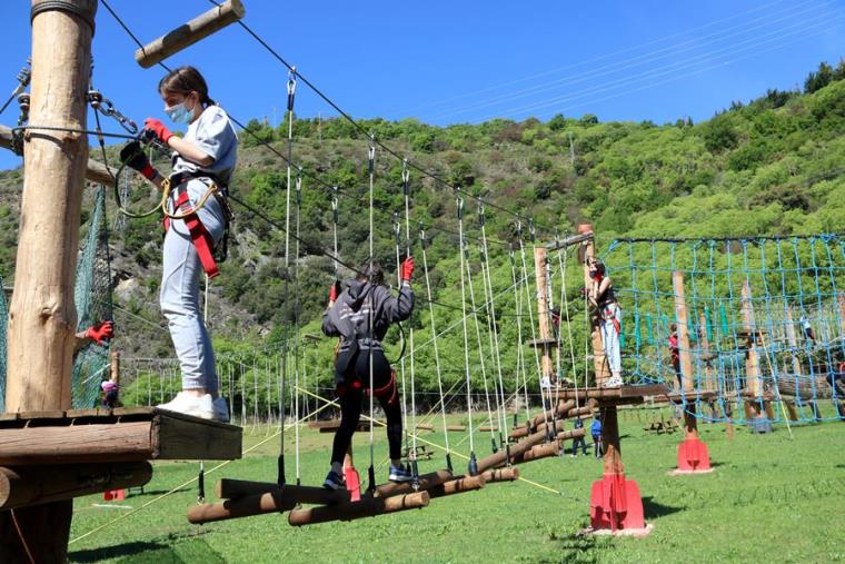 Primer pla d'un jove a un parc d'aventura del Pallars Sobirà el 13 de maig del 2021. ACN