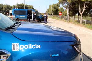 Primer pla d'un vehicle policial dels Mossos en un control de mobilitat que s'ha muntat a l'AP-7. ACN