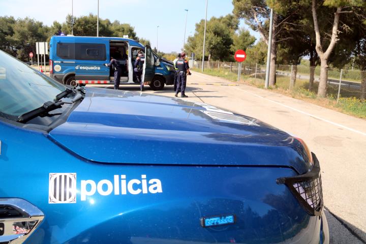 Primer pla d'un vehicle policial dels Mossos en un control de mobilitat que s'ha muntat a l'AP-7. ACN