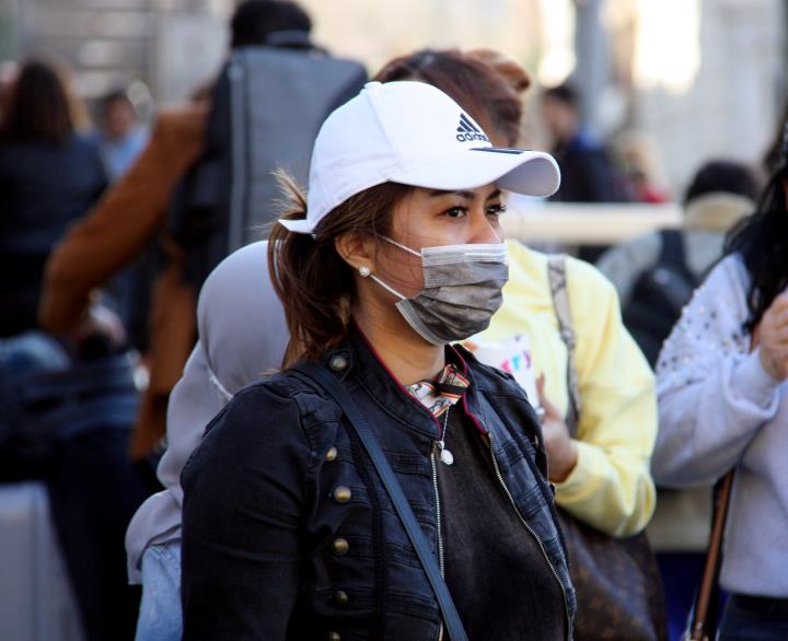 Primer pla d'una dona que duu mascareta com a mesura preventiva pel coronavirus, l'11 de març del 2020 a Barcelona. ACN