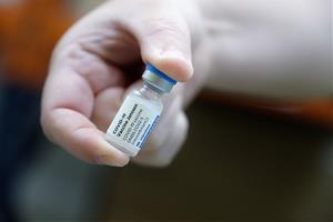 Primer pla d'una mà subjectant un vial de la vacuna de Janssen contra la covid-19. Generalitat de Catalunya
