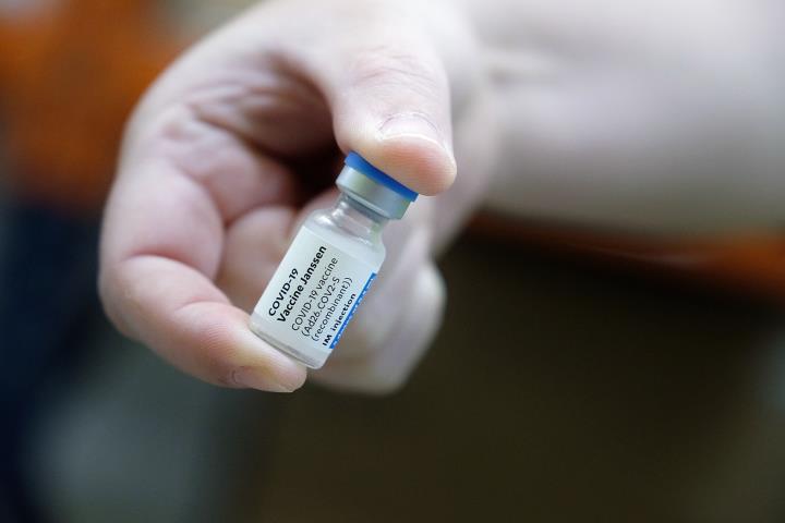Primer pla d'una mà subjectant un vial de la vacuna de Janssen contra la covid-19. Generalitat de Catalunya
