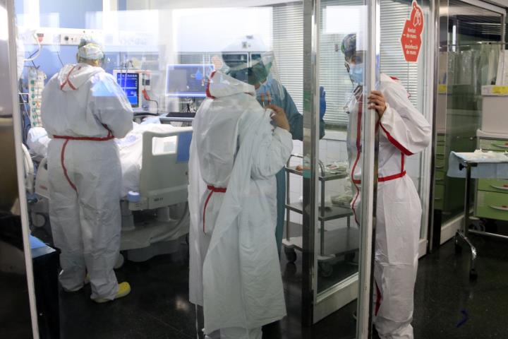 Professionals sanitàries de l'Hospital del Mar atenent un pacient ingressat a l'UCI amb covid-19, en la tercera onada de la pandèmia. ACN