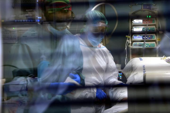 Professionals sanitàries de l'Hospital del Mar en una UCI amb pacients amb covid-19, en la tercera onada de la pandèmia del coronavirus. ACN