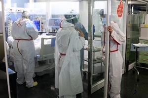 Professionals sanitàries de l'Hospital del Mar en una UCI amb pacients amb covid-19, en la tercera onada de la pandèmia del coronavirus