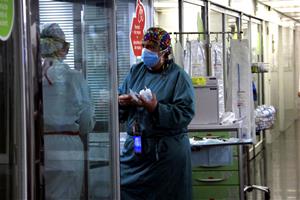 Professionals sanitàries de l'Hospital del Mar en una UCI amb pacients amb covid-19, en la tercera onada de la pandèmia del coronavirus