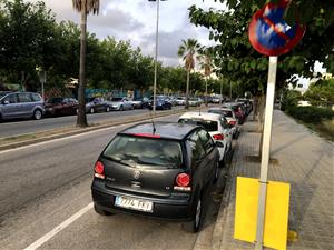 Prohibició d'aparcar a un dels carrils de la Ronda Ibèrica. Eix