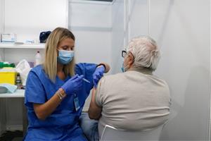 Prop del 40% de la població de més de 16 anys ha rebut una primera dosi de la vacuna contra la covid-19 a Catalunya. ACN
