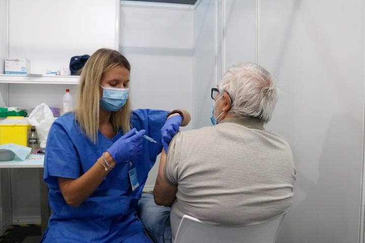 Prop del 40% de la població de més de 16 anys ha rebut una primera dosi de la vacuna contra la covid-19 a Catalunya. ACN