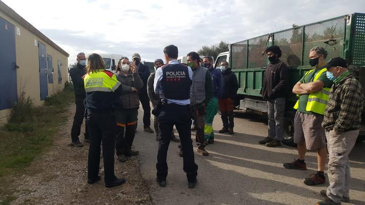 Protesta de jardiners del Garraf per l'increment de les taxes a la planta de compostatge de la Mancomunitat. EIX