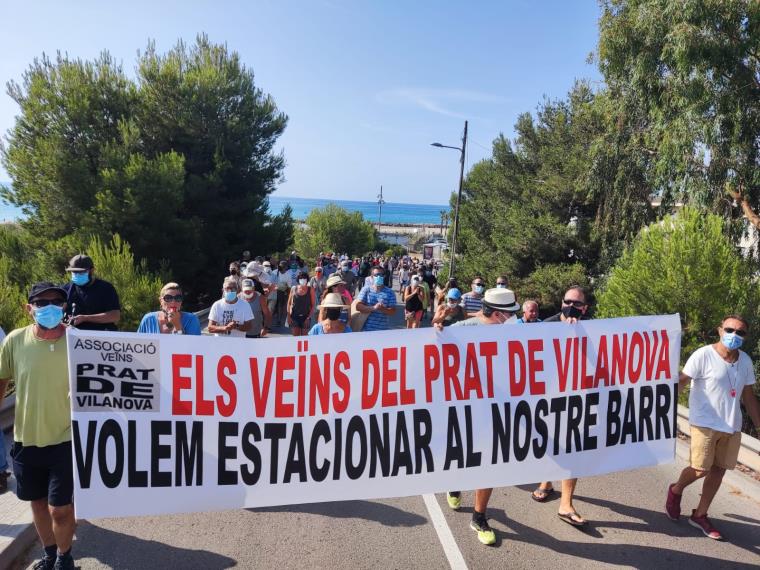 Protesta dels veïns del Prat de Vilanova per denunciar el 