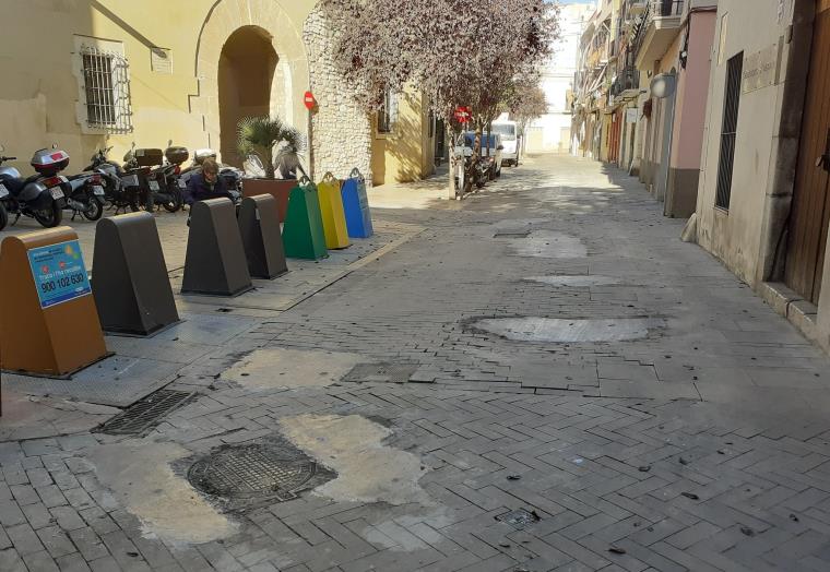 Reparació de llambordes a la plaça Llarga de Vilanova i la Geltrú. Ajuntament de Vilanova