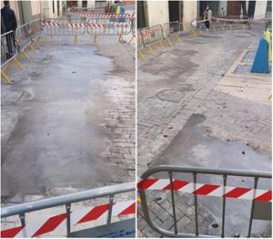 Reparen d'urgència el paviment de la plaça Llarga de Vilanova, que es renovarà a principis de 2022. Jordi Lleó