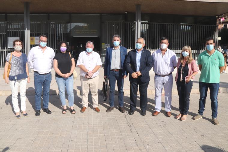 Representants del territori exposen el rebuig a la MAT al subdelegat del govern espanyol a Tarragona. ACN