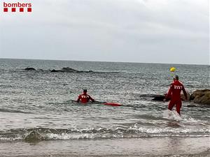 Rescaten una persona que practicava surf de rem a Cubelles i no podia tornar a la platja. Bombers