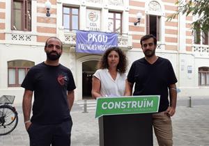 Roda de premsa de Construïm davant de l'Ajuntament. Eix