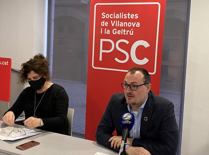 Roda de premsa dels regidors del PSC Teresa Llorens i Juan Luís Ruiz. Eix