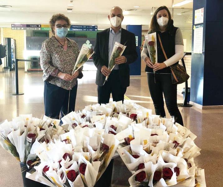 Roses i punts de llibres als hospitals del Penedès i Garraf per la lluita contra la covid-19. CSAPG