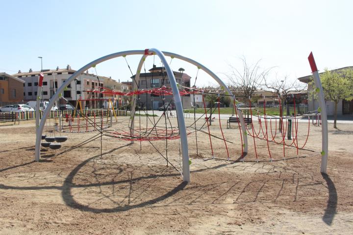 Sant Martí Sarroca instal·la noves estructures lúdiques al parc del Passeig Esportiu. Ajt Sant Martí Sarroca