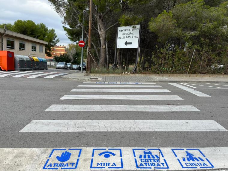 Sant Pere de Ribes pinta 30 pictogrames il·lustratius per facilitar la mobilitat de les persones amb autisme. Susana Nogueira