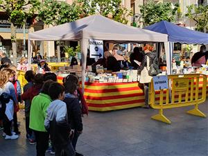 Sant Sadurní d'Anoia s'omple de llibres i roses per la diada més esperada de Sant Jordi