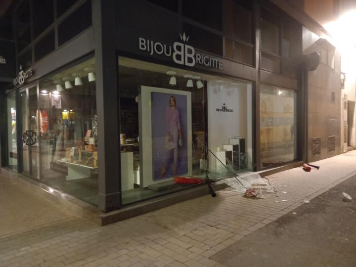 Segona jornada d'aldarulls a Vilanova i la Geltrú amb destrosses en aparadors del centre de la ciutat. EIX