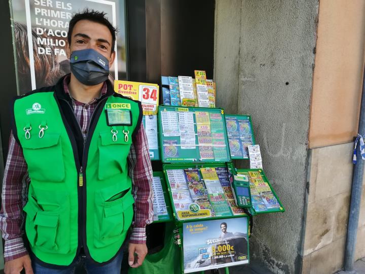 Sergi Coral Acosta, de 41 anys, venedor de l’ONCE, és qui ha portat la fortuna a Santa Margarida i els Monjos. Ajt Santa Margarida-Monjo