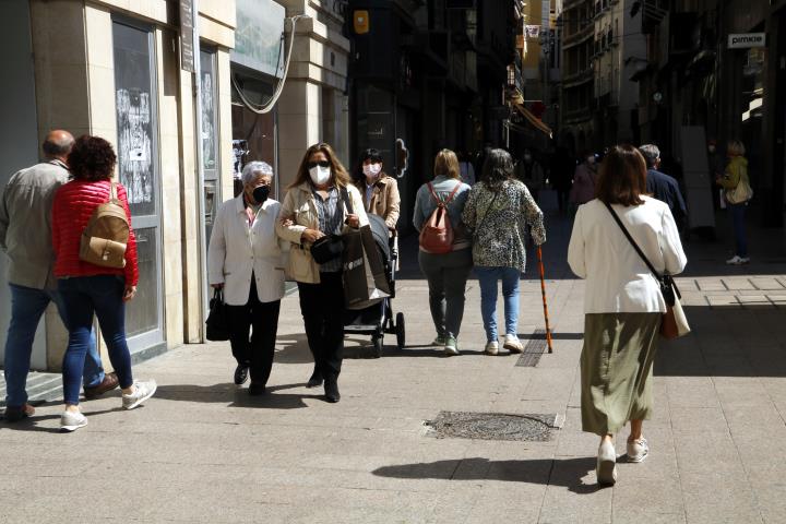 Simón no descarta que es pugui eliminar la mascareta a finals de juny en espais oberts si la situació ho permet. ACN