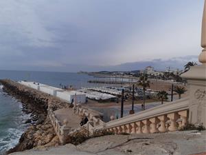 Sitges aprova un pressupost de 52 MEUR, amb un increment en les ajudes a l'habitatge, el comerç i el turisme. Ajuntament de Sitges