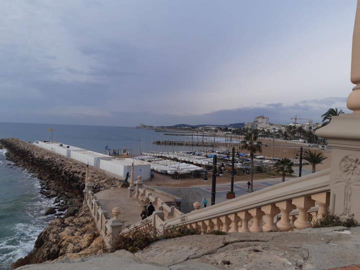 Sitges aprova un pressupost de 52 MEUR, amb un increment en les ajudes a l'habitatge, el comerç i el turisme. Ajuntament de Sitges