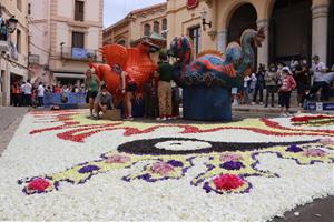 Sitges celebra un Corpus de petit format amb cinc catifes de flors presidides pels gegants i les bèsties de foc. ACN