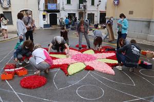 Sitges celebra un Corpus de petit format amb cinc catifes de flors presidides pels gegants i les bèsties de foc