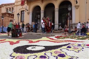 Sitges celebra un Corpus de petit format amb cinc catifes de flors presidides pels gegants i les bèsties de foc