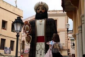 Sitges celebra un Corpus de petit format amb cinc catifes de flors presidides pels gegants i les bèsties de foc