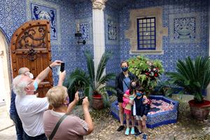 Sitges celebra un Corpus de petit format amb cinc catifes de flors presidides pels gegants i les bèsties de foc