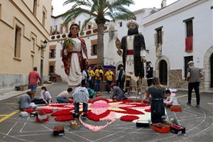 Sitges celebra un Corpus de petit format amb cinc catifes de flors presidides pels gegants i les bèsties de foc