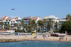 Sitges enlaira un dron per controlar l'aforament de les platges i evitar aglomeracions. ACN