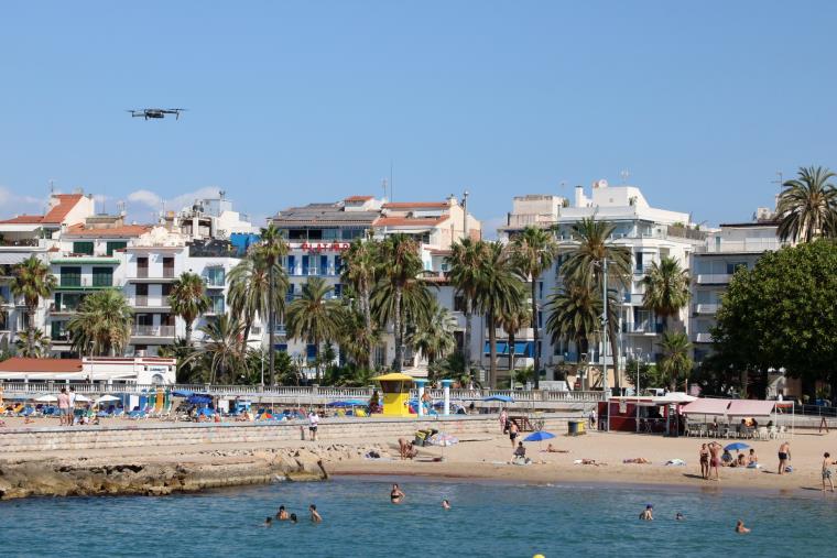 Sitges enlaira un dron per controlar l'aforament de les platges i evitar aglomeracions. ACN