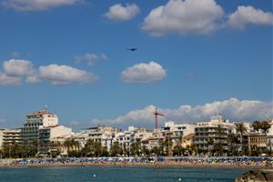 Sitges enlaira un dron per controlar l'aforament de les platges i evitar aglomeracions