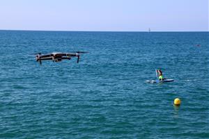 Sitges enlaira un dron per controlar l'aforament de les platges i evitar aglomeracions