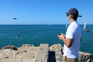 Sitges enlaira un dron per controlar l'aforament de les platges i evitar aglomeracions