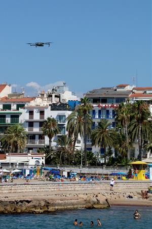 Sitges enlaira un dron per controlar l'aforament de les platges i evitar aglomeracions