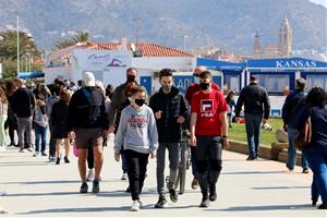 Sitges estrena la Setmana Santa amb palmons guardats, carrers plens de visitants i restaurants a vessar. ACN