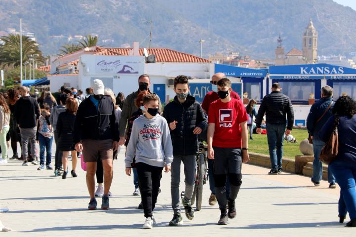 Sitges estrena la Setmana Santa amb palmons guardats, carrers plens de visitants i restaurants a vessar. ACN