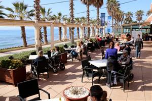 Sitges estrena la Setmana Santa amb palmons guardats, carrers plens de visitants i restaurants a vessar