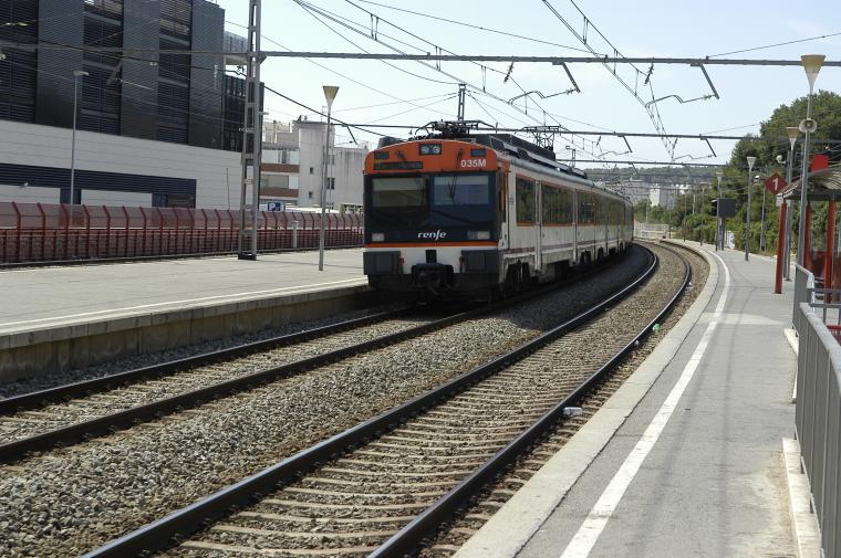 Sitges planteja alternatives per a les pantalles acústiques vora la via del tren. Ajuntament de Sitges