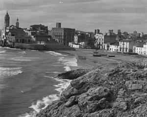 Sitges, Platja de Sant Sebastià des del cementiri, 1913. Eix